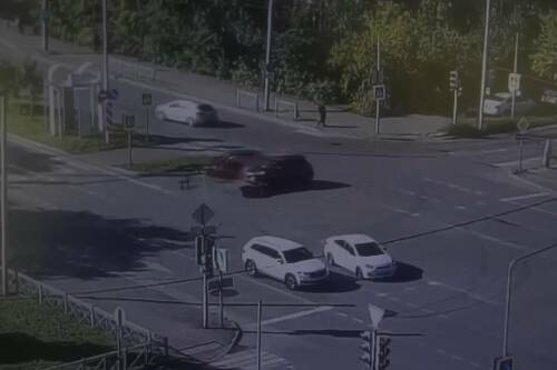 Женщина за рулем Nissan проехала на красный и столкнулась с Peugeot