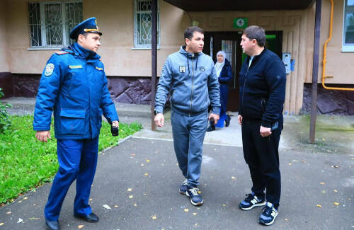 Террористическим актом назвали нападение вражеских БПЛА на Нижнекамск в Следственном комитете России. Город в очередной раз подвергся варварской атаке, в которой пострадали обычные мирные жители. Также были повреждены жилые дома.