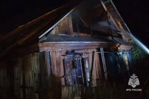 Пожарные вынесли мужчину из горящего дома в Бавлах