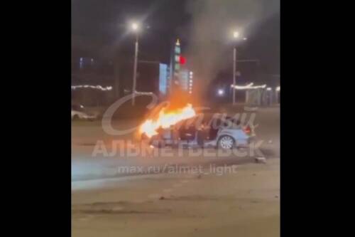 Горящий автомобиль Audi сняли на видео в Татарстане