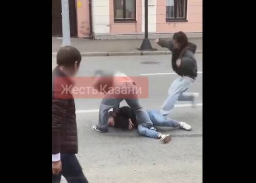 «Лежачего, еще и ногами!»: избиение парня в центре Казани сняли на видео