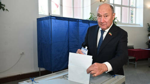 Исполняющий обязанности председателя Государственного Совета Марат Ахметов принял участие в выборах депутатов Государственной Думы ФС РФ девятого созыва, сообщили в пресс-службе Госсовета РТ
