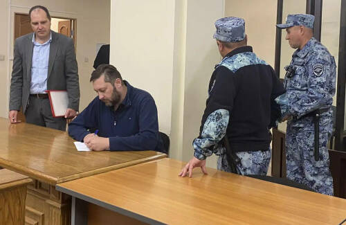 Сегодня Московский суд Казани выслушал последнее слово и вынес приговор владельцу аэроклуба «Летай с нами» Степану Смирнову за крушение Cessna и гибель троих человек. Его признали виновным в том, что не обеспечил безопасность полетов тем, кто платил деньги за воздушные экскурсии. Подробнее – в репортаже «Татар-информа» из зала суда.