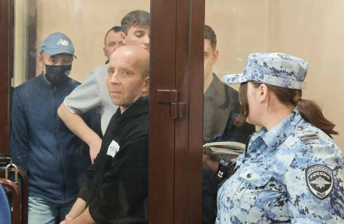 Вахитовский районный суд Казани вынес решение по делу изумрудных директоров пирамиды FrendeX. Все они были признаны виновными в мошенничестве в особо крупном размере. О том, кто еще остается на свободе и почему подсудимые не признали вину, читайте в репортаже «Татар-информа» из зала суда.