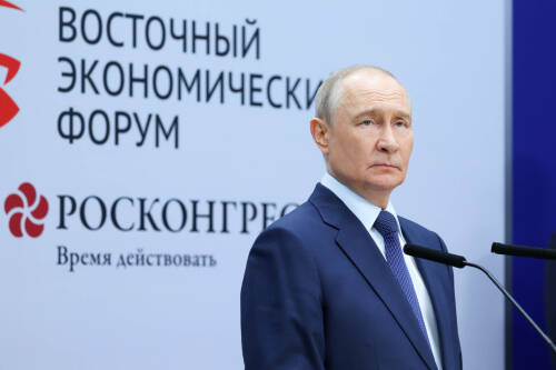 Президент России Владимир Путин на пленарной сессии Восточного экономического форума обозначил ключевые задачи для экономики страны, рассказал о ситуации с инвестициями и федеральным бюджетом, а также анонсировал новые решения для бизнеса и развития российских регионов.