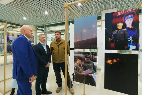 «Показываем не руины, а жизнь»: в Казани открыли выставку о подшефных городах РТ