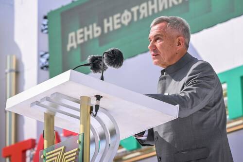 Раис Татарстана Рустам Минниханов поздравил работников нефтяной и газовой промышленности с профессиональным праздником