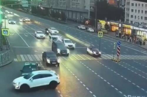 Водитель такси выехала на красный и попала под KIA, гнавшую по автобусной полосе