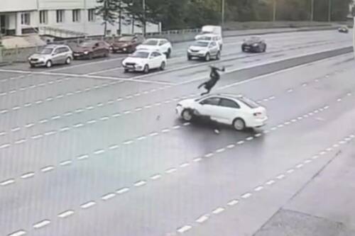 Мотоциклист влетел в такси в Казани, ДТП попало на видео