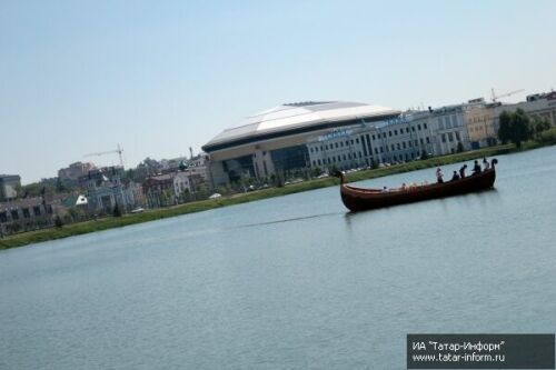 По озеру Кабан плавает старинная ладья
