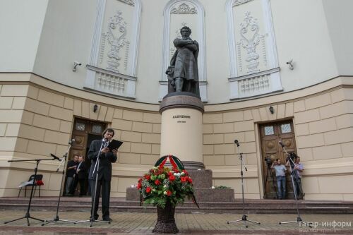Рустам Минниханов возложил цветы к памятнику Александру Сергеевичу Пушкину