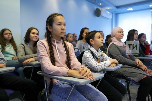 Экскурсия делегатов "Татар лидеры мәктәбе" в ИА "Татар - Информ"