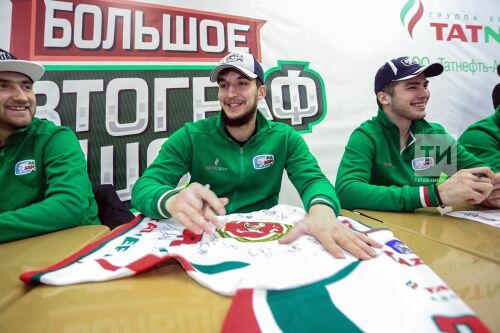 Автограф-сессия с участием игроков ХК "АК Барс"
