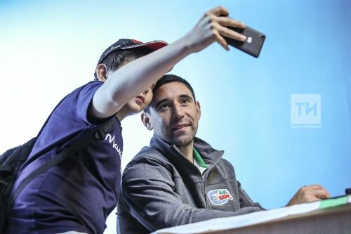 Автограф-сессия хоккеиста «Ак Барса» Даниса Зарипова