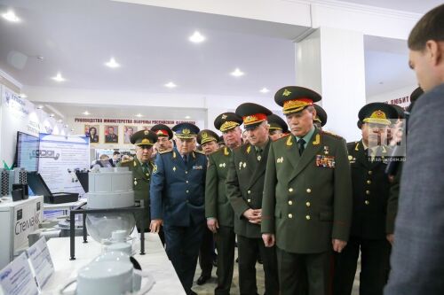 Осмотр выставки вооружения и техники, произведенной предприятиями оборонно - промышленного комплекса