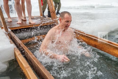 Бойцы Росгвардии поучаствовали в крещенском купании в деревне Куюки