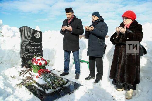 Хәлил Мәхмүтовның каберен зыярәт кылу