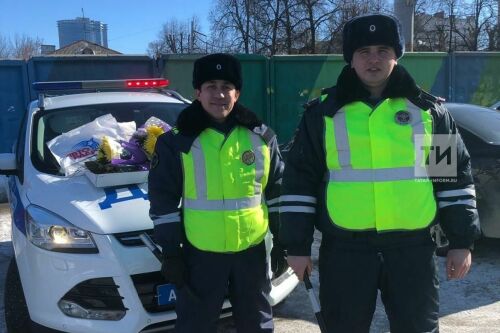 Автоинспекторы вместе с "Авторадио" поздравили жительниц Казани с 8 марта