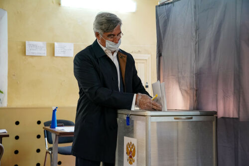 Василь Шайхразиев проголосовал на выборах на избирательном участке № 54 в Казани