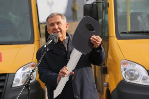 Рустам Минниханов передал муниципальным образованиям Татарстана школьные автобусы