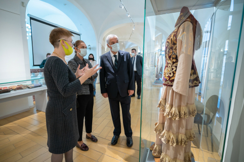 Турецкий консул посетил выставку «Татарская узорная мозаика: ремесло, традиции»