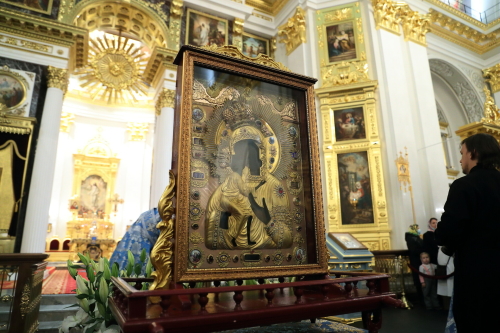В Казанский собор из Костромы доставили чудотворную Феодоровскую икону