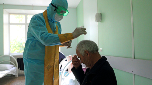 Пациентов Covid-госпиталя навестил православный священник