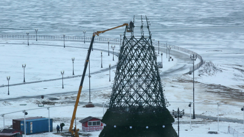 У центра семьи «Казан» идет монтаж главной новогодней ёлки