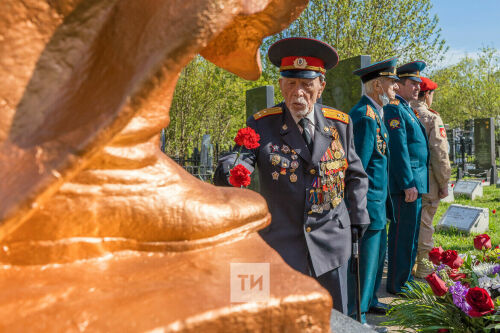 Алексей Песошин возложил цветы к воинским захоронениям на Арском кладбище Казани