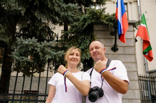 Активисты МГЕР раздали ленточки с цветами флага России