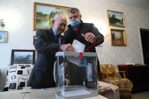 На дому проголосовал Герой Социалистического труда, ученый Ильдус Мостюков