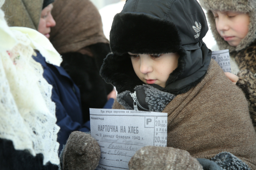 В дань памяти жертв блокадного Ленинграда школьникам показали, как получали хлеб по карточкам