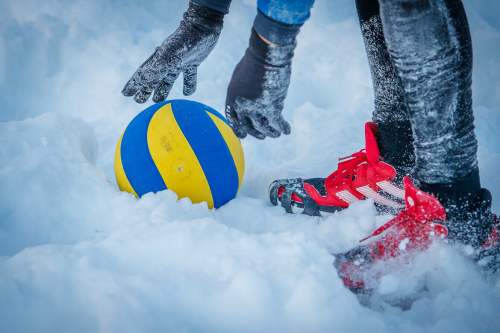 В Казани состоялся турнир по снежному волейболу