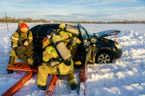 Сотрудники МЧС по РТ и медики скорой помощи на учениях отработали спасение терпящих бедствие на льду