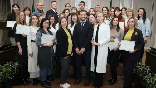 В исполкоме Казани вручили удостоверения о повышении квалификации по изучению татарского языка