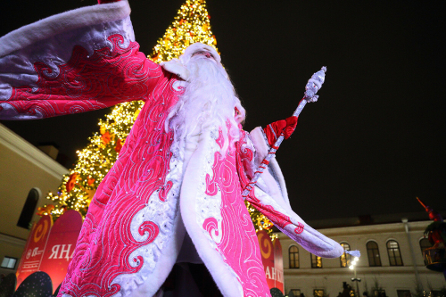 Минниханов посетил новогодний праздник у ёлки во дворе Присутственных мест Кремля
