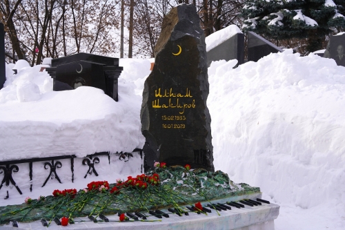 В день рождения Ильгама Шакирова в Казани возложили цветы на его могилу и к мемориальной доске