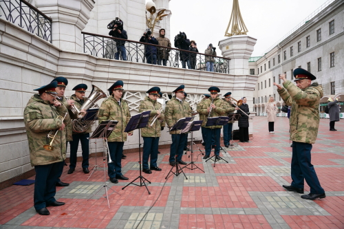 Флэшмобы «Вальс Победы» и «Мы помним» прошли в Казанском Кремле
