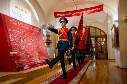 В Национальном музее РТ прошла церемония преклонения перед Знаменем Победы