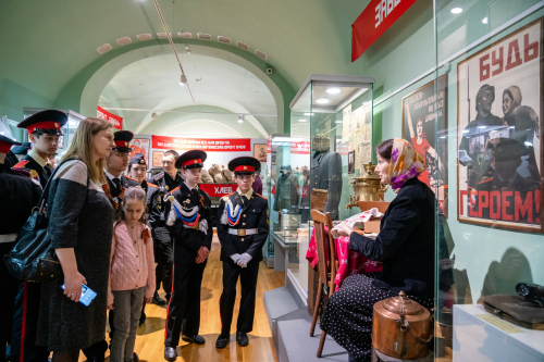 Нацмузей РТ провел для кадетов экскурсию по интерактивной экспозиции, посвященной Татарстану в период Великой отечественной войны