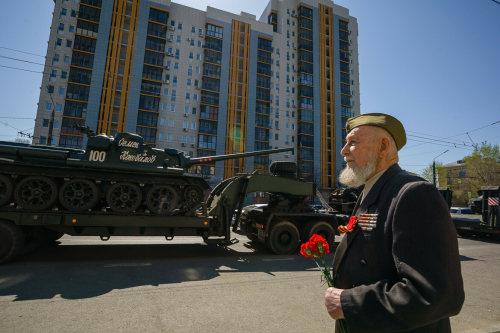 Колонна исторической военной техники проехала по Казани в рамках акции «Парад у дома ветерана»