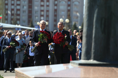 В Парке Победы возложили цветы к Вечному огню