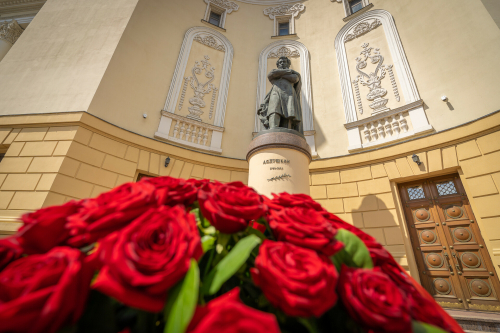 В Казани возложили цветы к памятнику Александра Пушкина