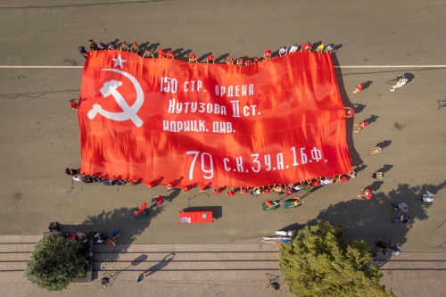 В Казани развернули масштабную 20-метровую копию Знамени Победы