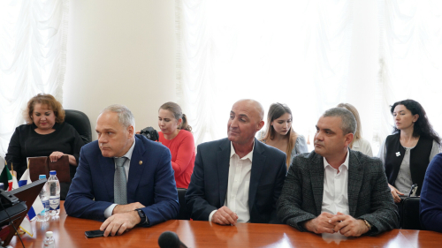 Министр здравоохранения РТ встретился с врачами, вернувшимися с Донбасса