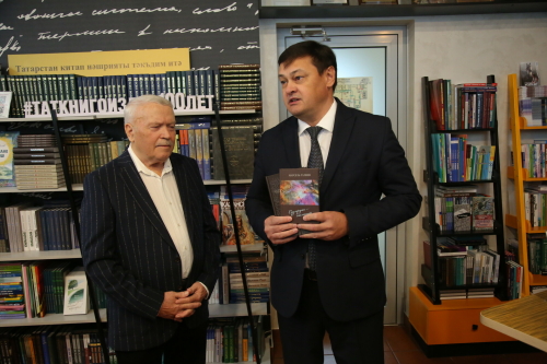 В литературном кафе «Татмедиа» презентовали книги Марселя Галиева