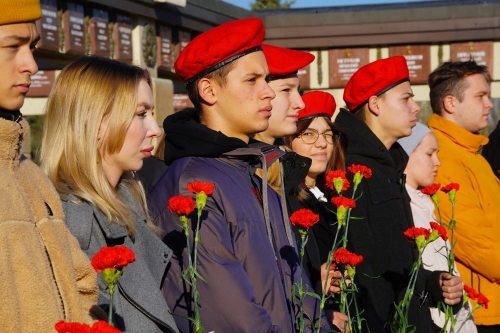 Молодежь Татарстана в парке Победы возложила цветы к Вечному огню