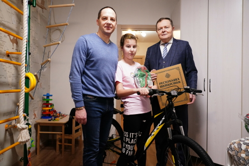 Новый велосипед на Новый год подарил девочке Ралине из Казани полномочный представитель Президента РФ в ПФО