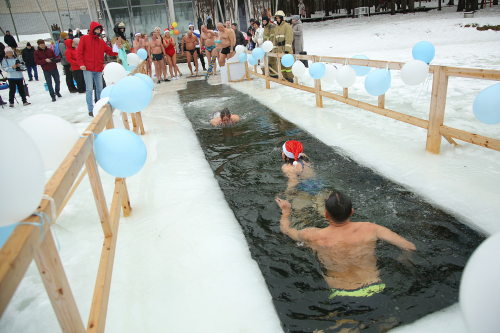 Предновогодний заплыв «моржей» прошел на Комсомольском озере