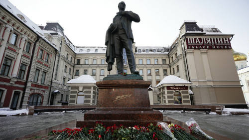 В Казани возложили цветы к памятнику Федору Шаляпину